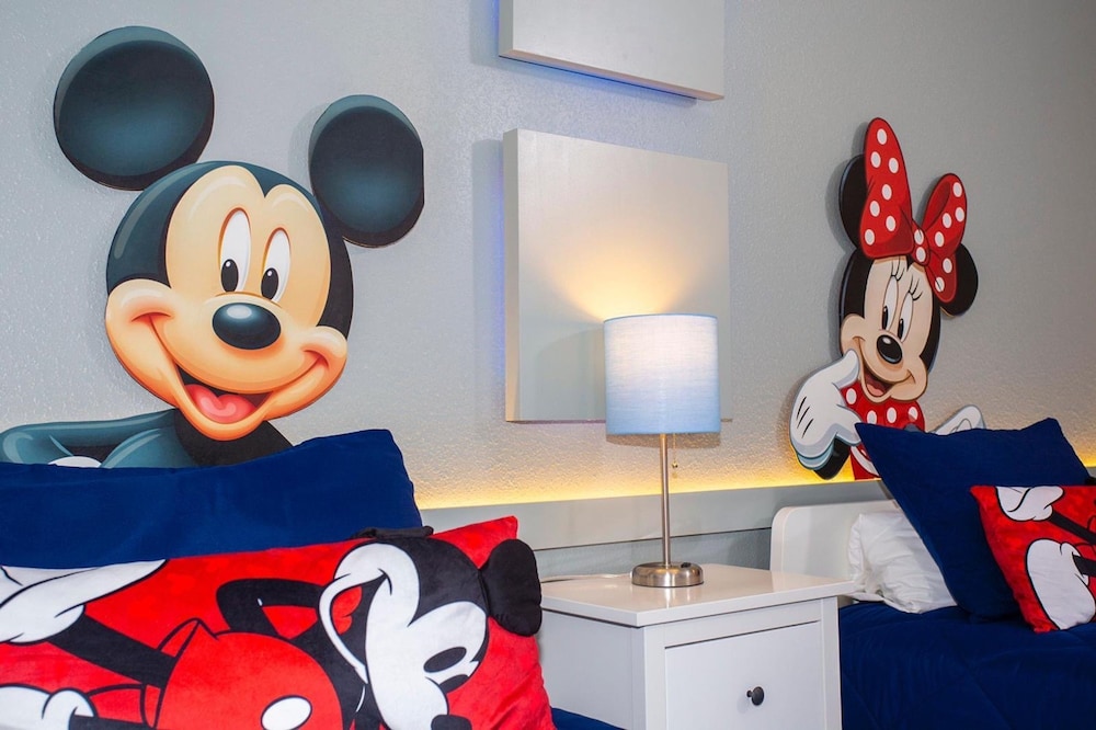 4 BR 4 BA Villa 5min Disneyworld 1804ft BBQ