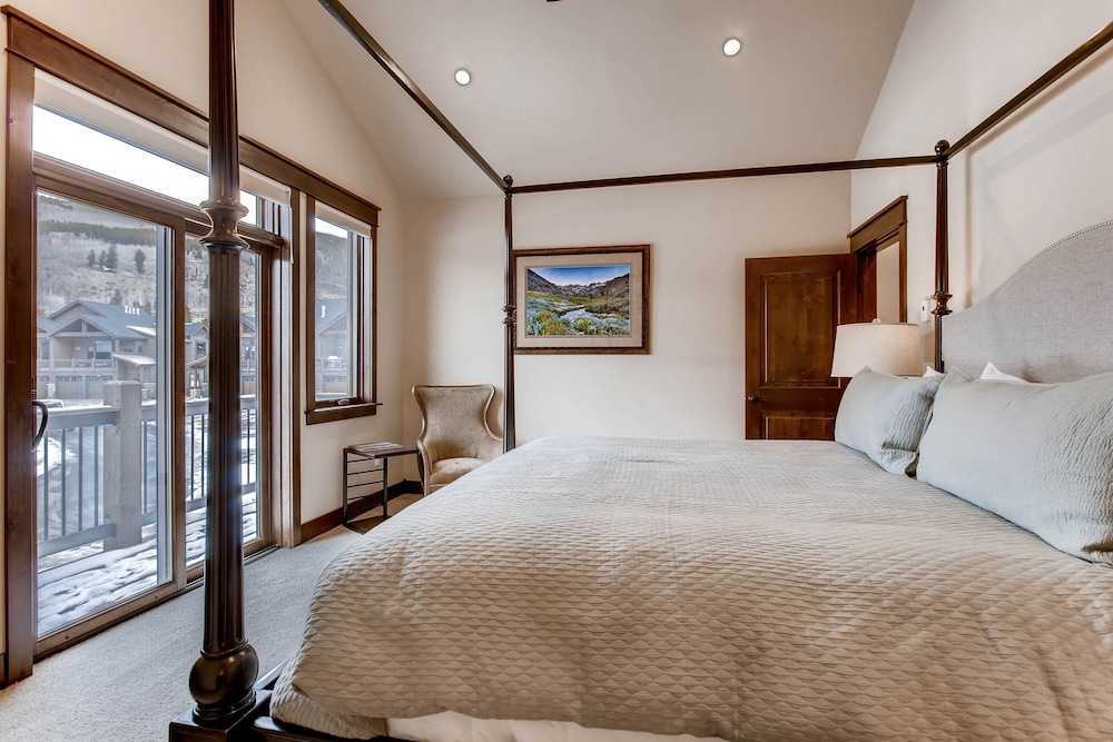 New 3bdr Luxury -fireplace,on-site Parking,kids Ski Free 3 Bedroom Townhouse by RedAwning