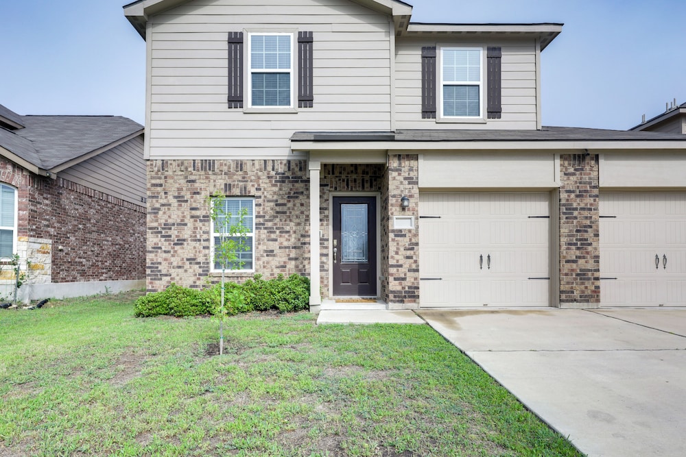 Pet-friendly Home w/ Fenced Yard in Manor
