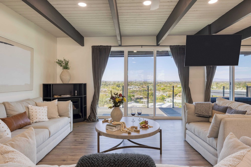 Panoramic Views, Private Pool, Patio Lounge w/ Firepit Royal Palm by Avantstay