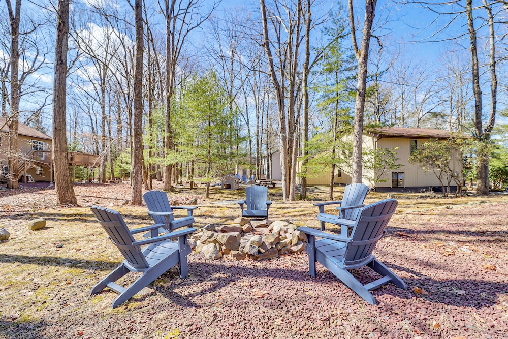 Walk to Lake Harmony: Family Retreat w/ Decks!