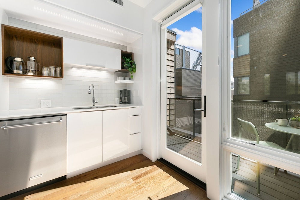 The Overlook - Luxe Old Town Condo w/ King Suite