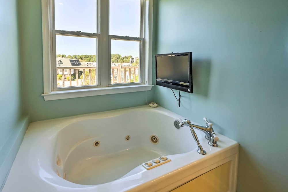 Charming Waterfront Home: Fish, Boat + More! view 2