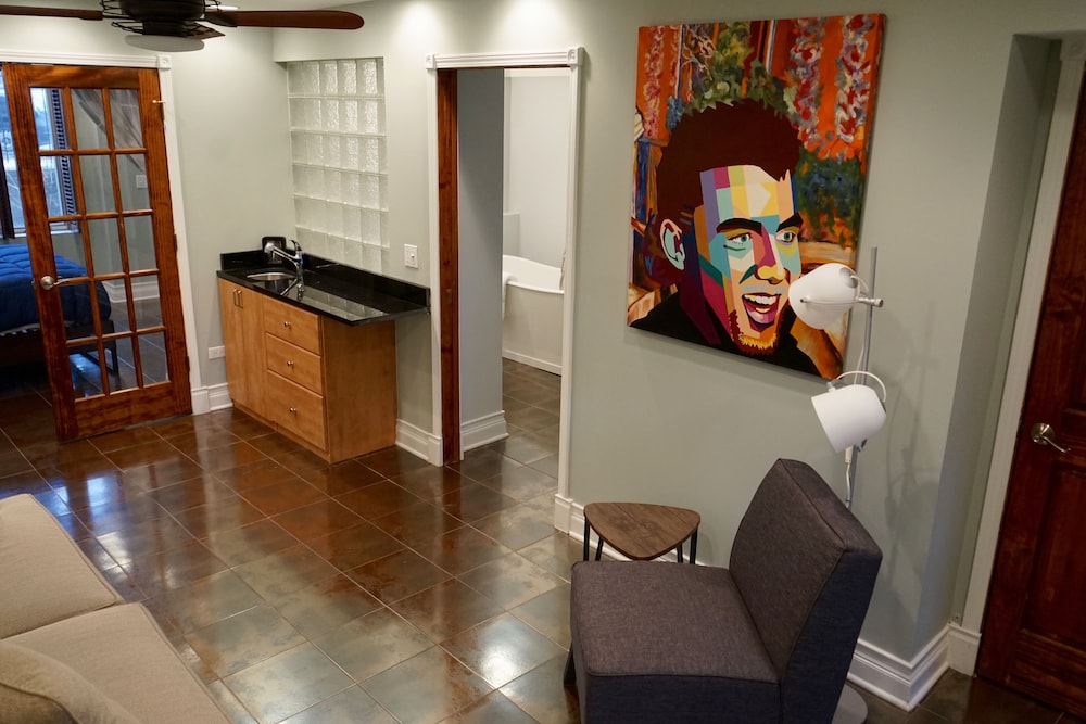 3-Level Bucktown Home - Amazing Outdoors & Parking