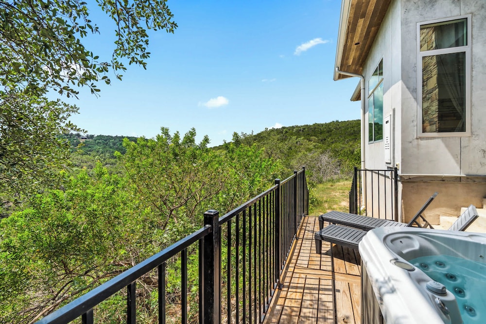 Luxury 4BR Hilltop Retreat Hot Tub & Scenic Views