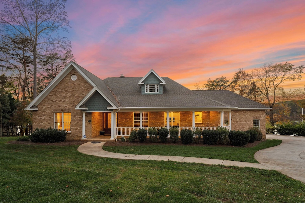 Sunset Pointe by Avantstay Waterfront, Beach, Fire Pit Sleeps 14 5bdr 4BA