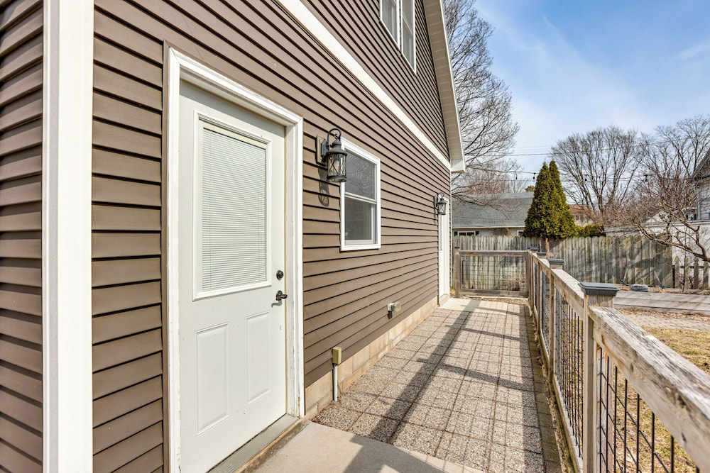 Close to Trails & Town! Artsy Apt in Frankfort