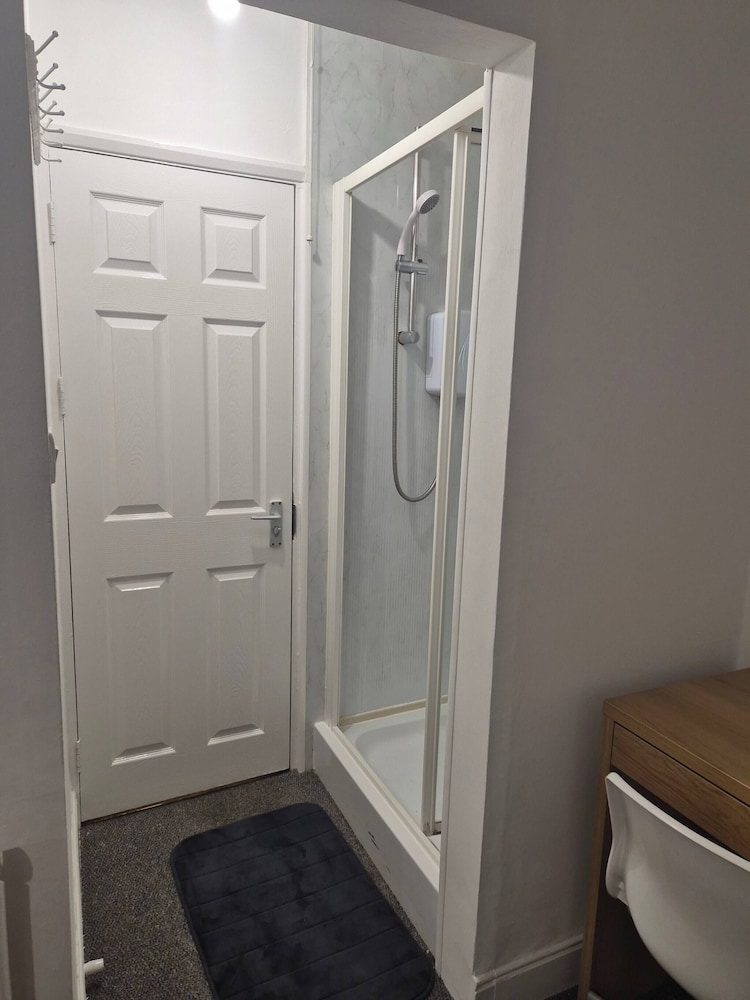 Spacious Large 4BR Home Train Station University