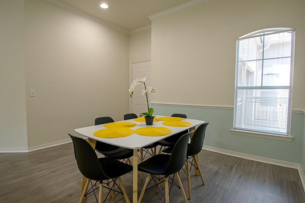 Jacksonville Vacations - Upscale Modern Resort-style Retreat Great Location - Property Image 2
