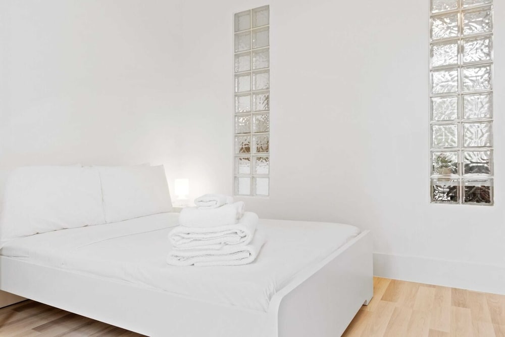 Refined, Light 1 Bed Apt w Balcony in Brixton