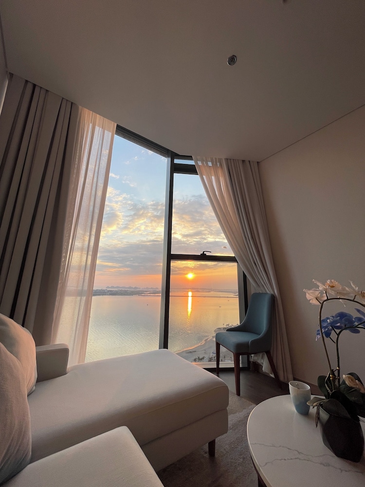 Sea view Àlacarte Ha Long Bay Apartment