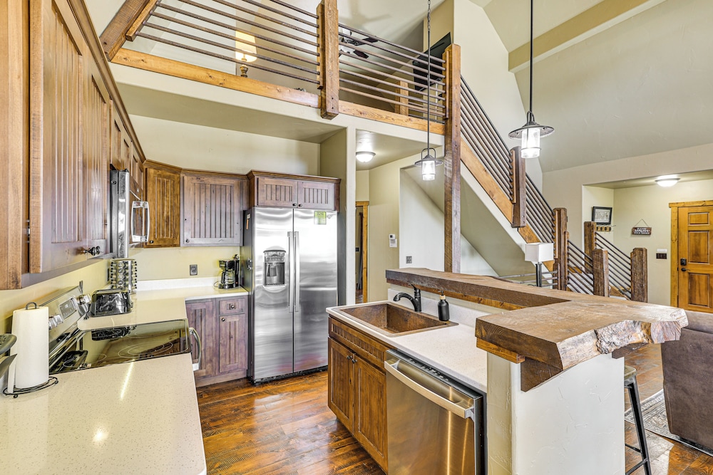 5 Mi to Terry Peak: Spacious Lead Cabin w/ Hot Tub