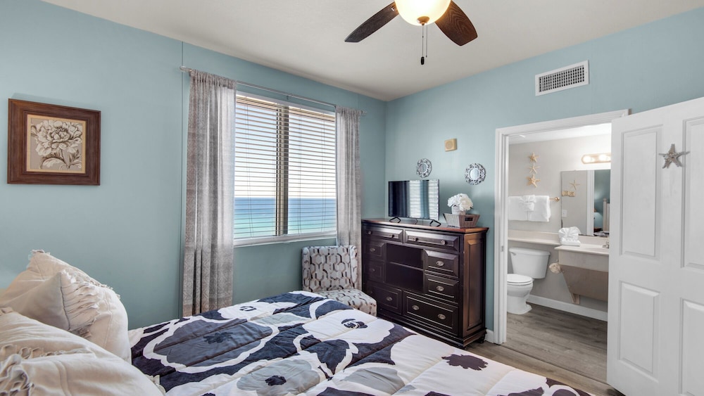 Beachfront Corner Unit w/ Wrap-around Balcony, Close to Attractions!