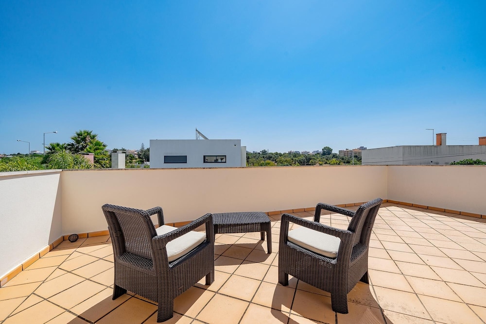 Portim o Villa 650m to Vau Beach by Ideal Homes view 3