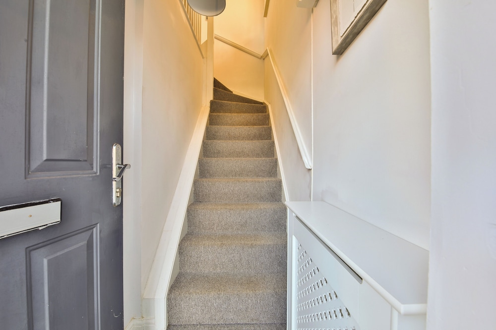 2 Bed House Near Beach with Free Parking