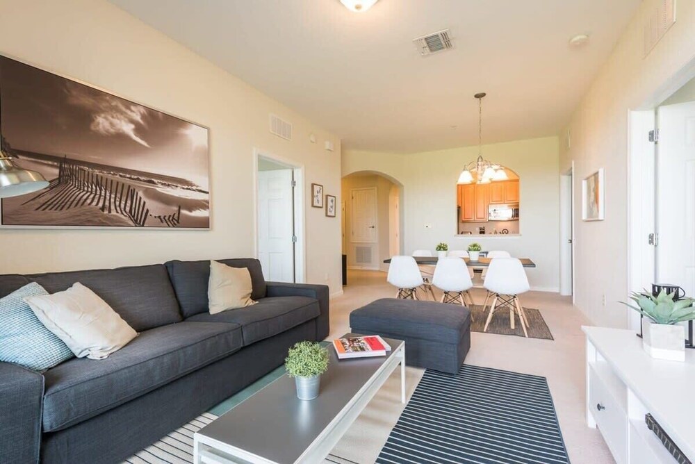 Beautiful Modern Condo in Prime Location