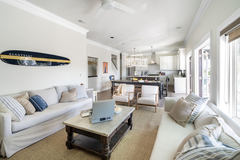 Fin by Avantstay 9 BR Destin Oasis With Pool Spa Walk to Beach