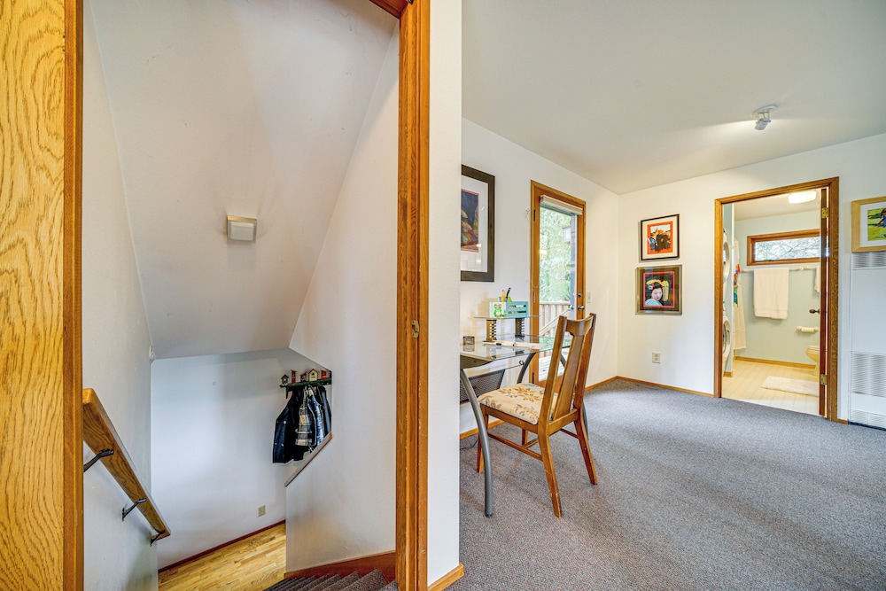 2 Mi to Burien: Peaceful Studio w/ Deck!