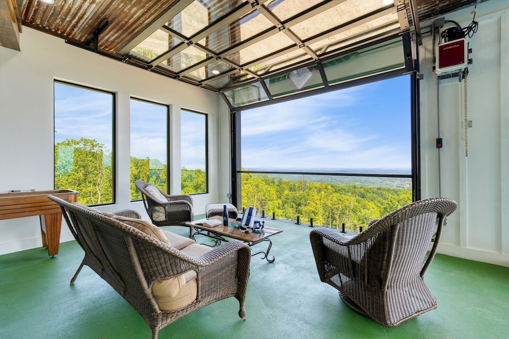 Bear Rug Inn Luxe Stays Pool Views Game Room
