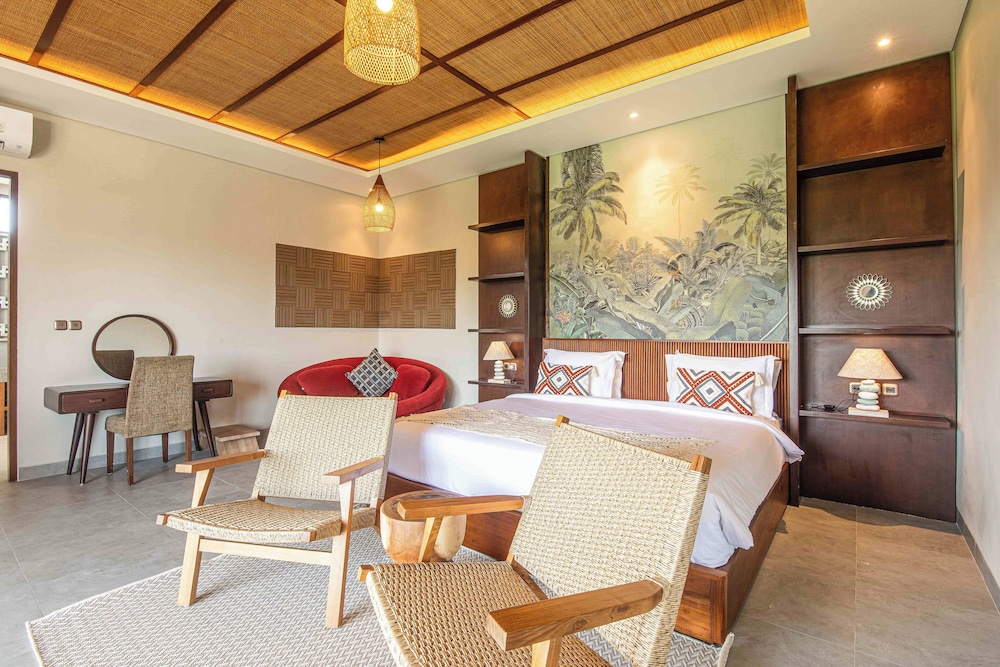 5-br Beach Villa in Canggu Overlooking Rice Fields
