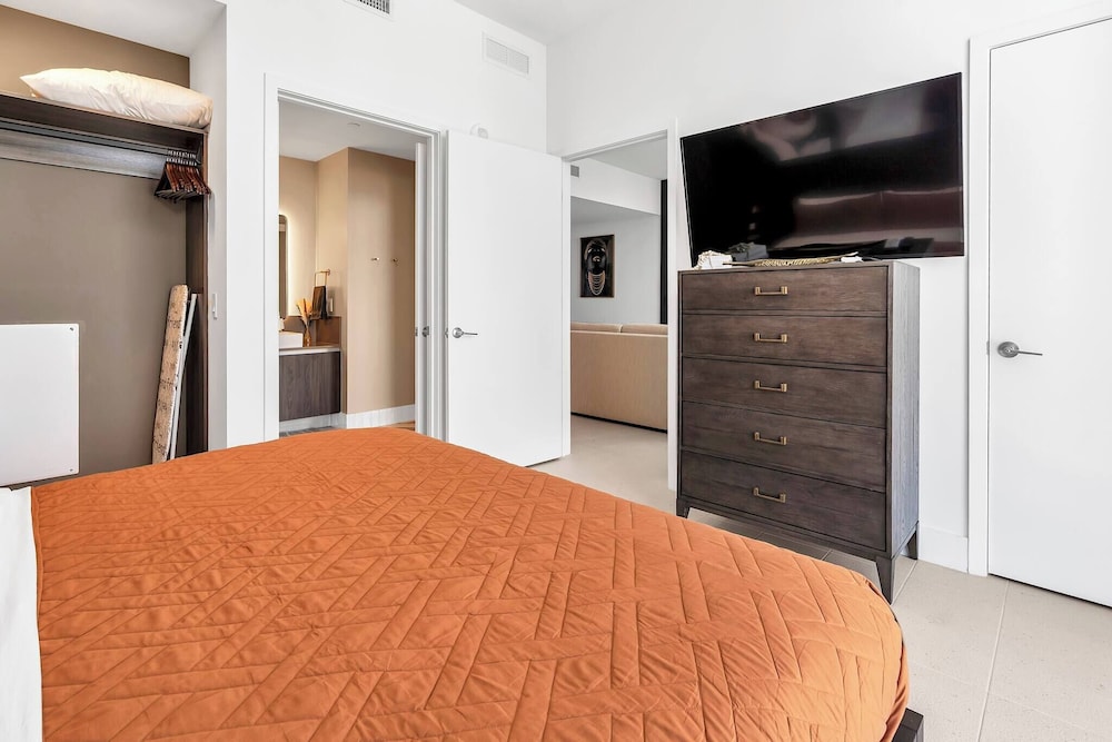 Luxury 1BR Penthouse, Bay & City Views Downtown