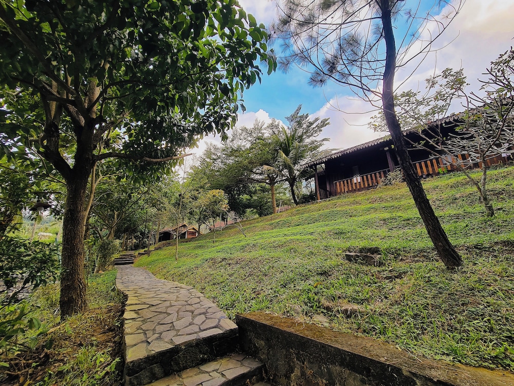 GIRI TENGAH RESORT BOROBUDUR