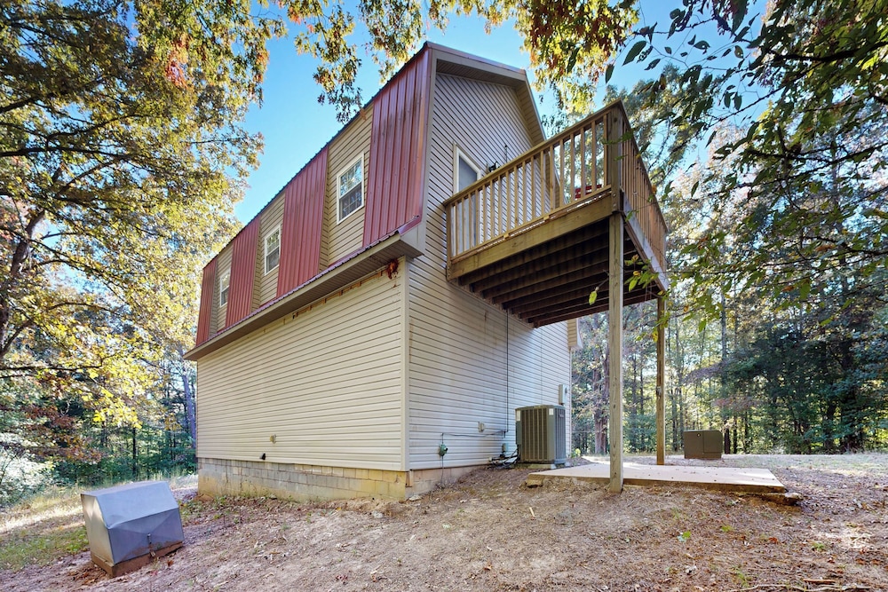2BR House w/ A/C & Games, Close to Lake
