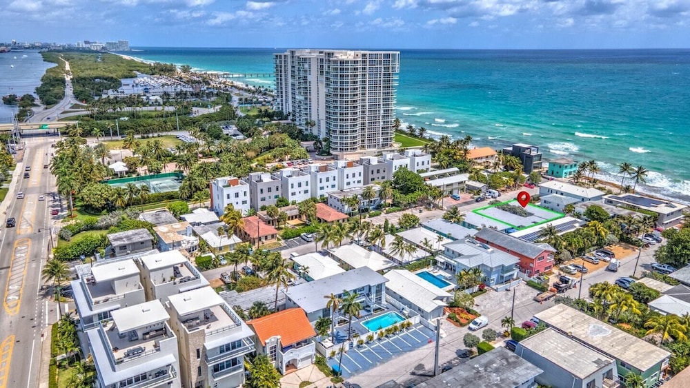 Beachside 1BR Apt Walk to Hollywood & Dania Beach