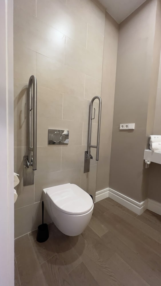 Honest Sevilla Hotel 44