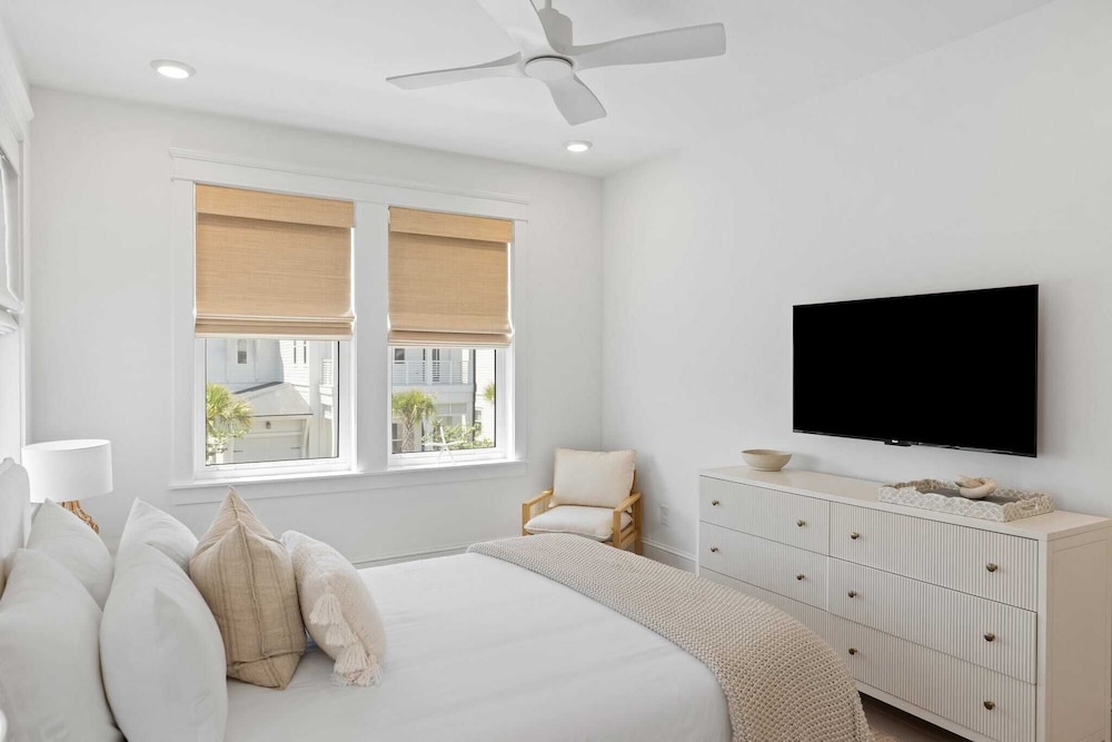 Sleeps 20 2 Homes, 9bdr, Arcade Walk to Blue Mountain Beach Access & Eats