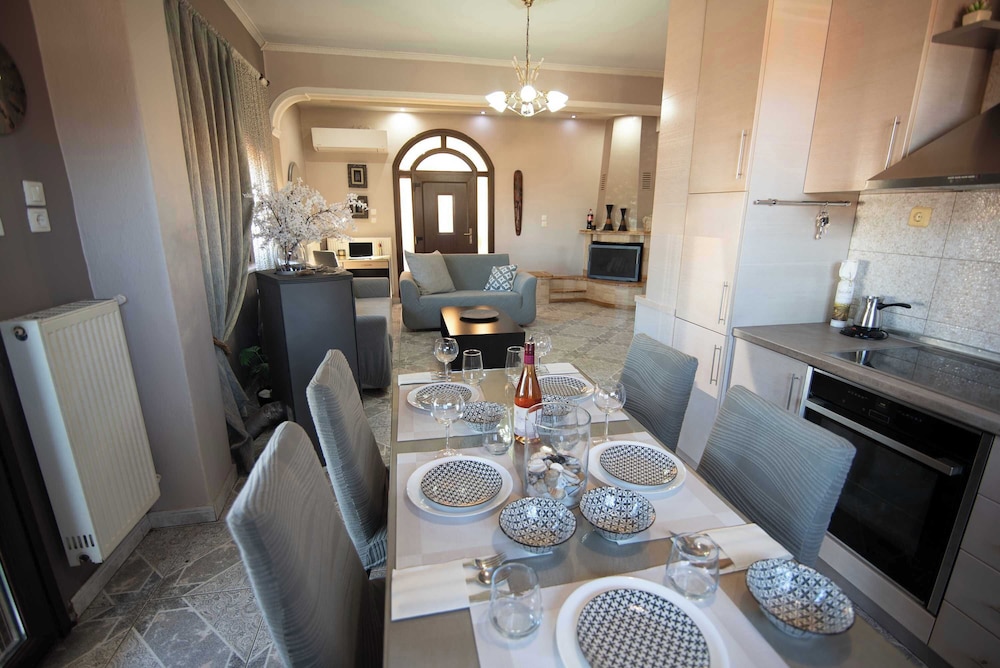 Sunrise Suite Olympiada - Luxury Beachfront Escape