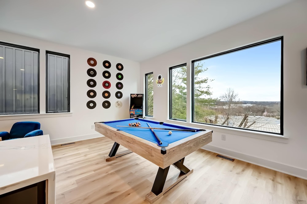 Luxury Hot tub Rooftop Deck Game Room Nashville