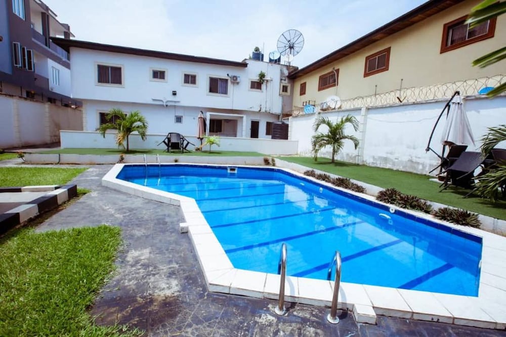 Stunning 2-bed Apartment in Lagos view 2