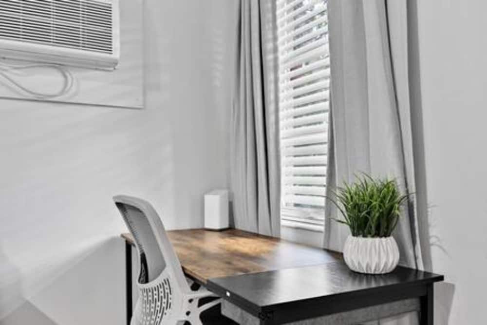 427 NE 107th Studio 6BR 3BA 7 Beds Pool Parking 2 Kitchen
