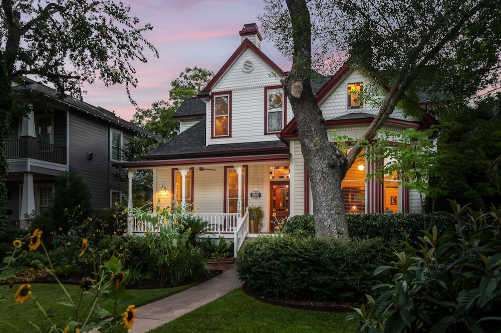 Brava House Bed and Breakfast