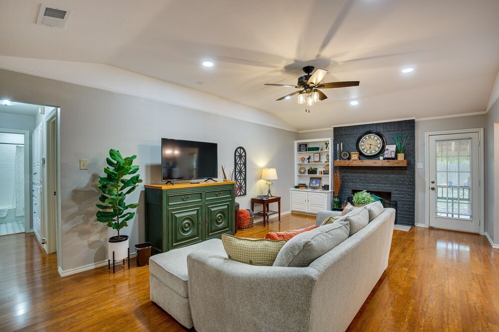 Dallas Vacations - Darling Waxahachie Home w/ Yard  Fire Pit! - Property Image 1