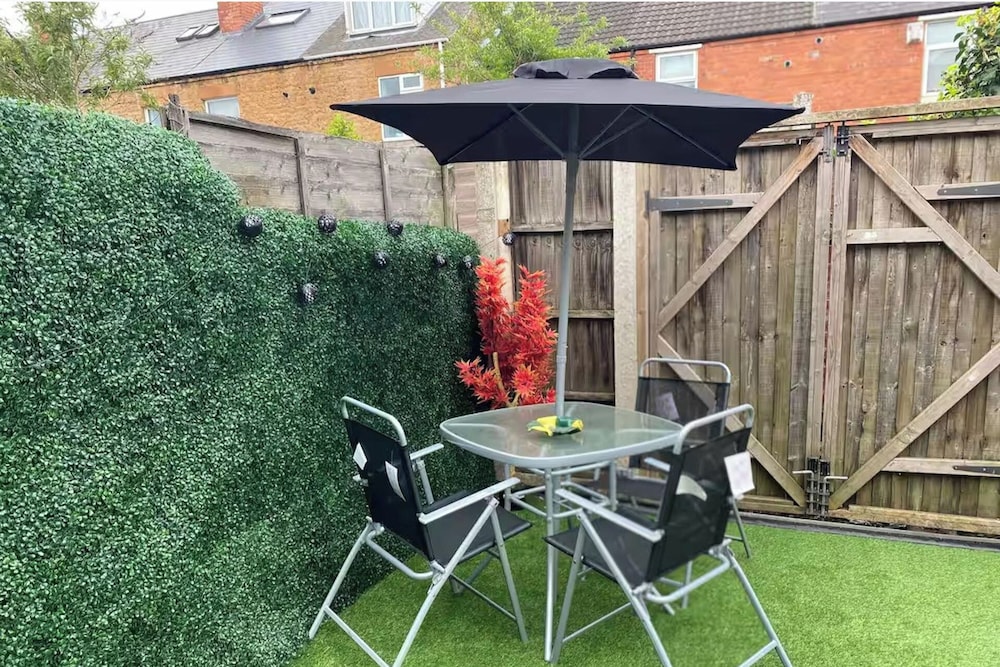 Cosy 2 Bed House - Sleeps 3, Parking & Garden