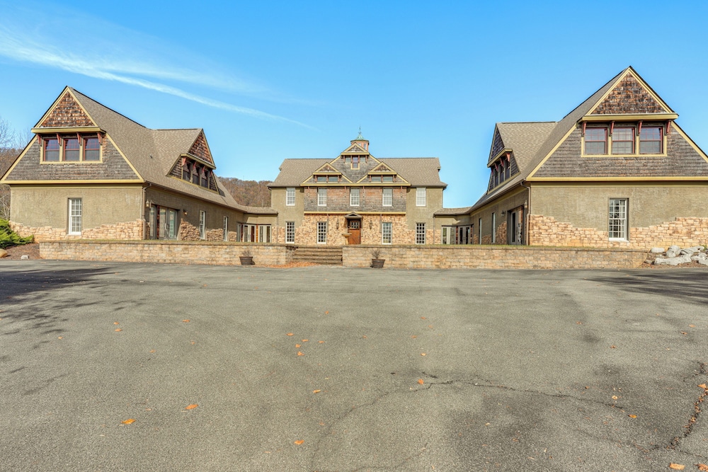 Private Hot Tub: 'bays View Lodge' in Kingsport!