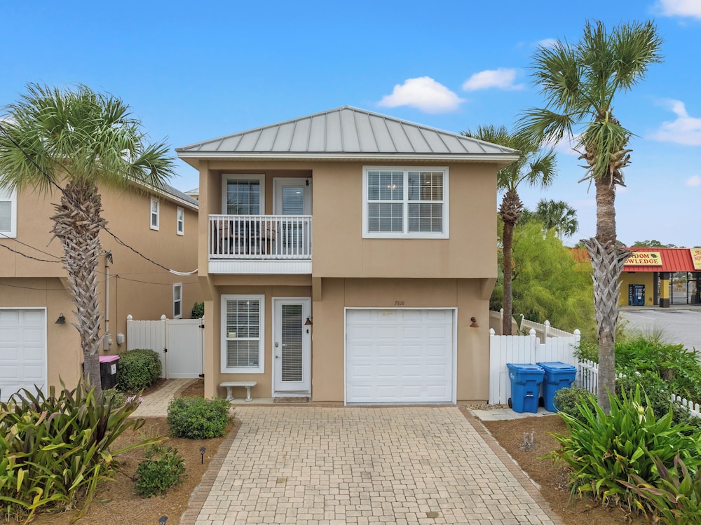 Escape to Sand Dollar Holler: Coastal Retreat, 3 Beds, 2.5 Baths, Sleeps 10!