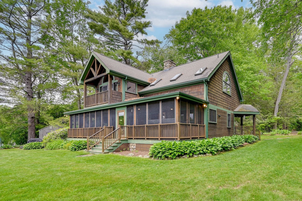 Lakefront Westhampton Cabin w/ Beach + Kayaks!
