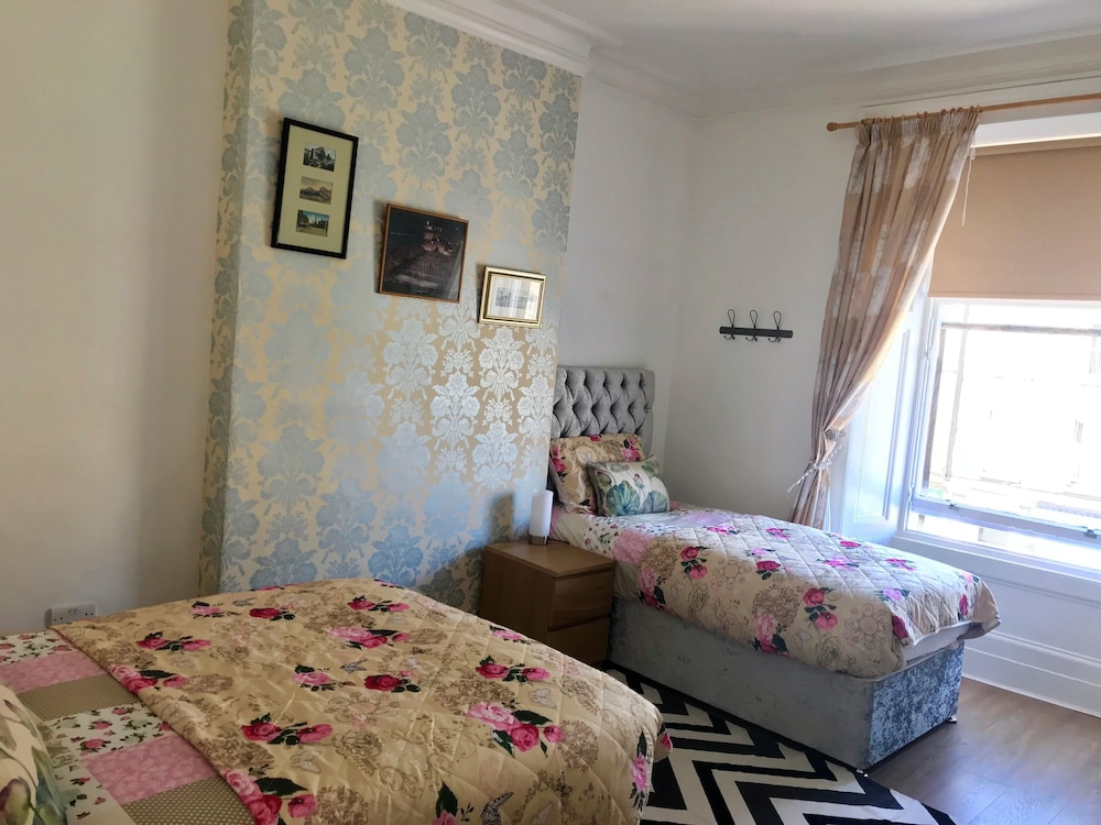 Stunning 3-bed Apartment in Edinburgh view 2