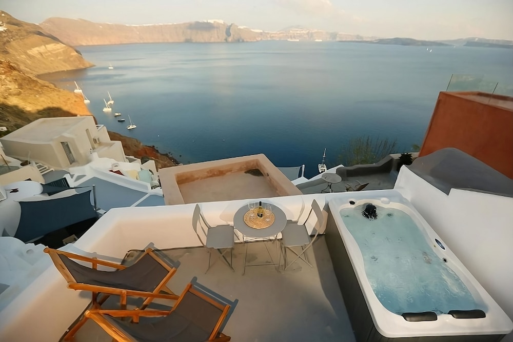 Caldera's Dream Cave House with hot tub photo 3