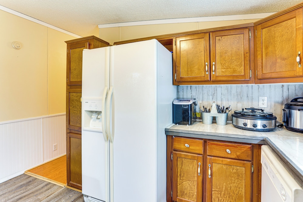 3 Mi to Dtwn: Pet-friendly Farm Retreat in Paris!