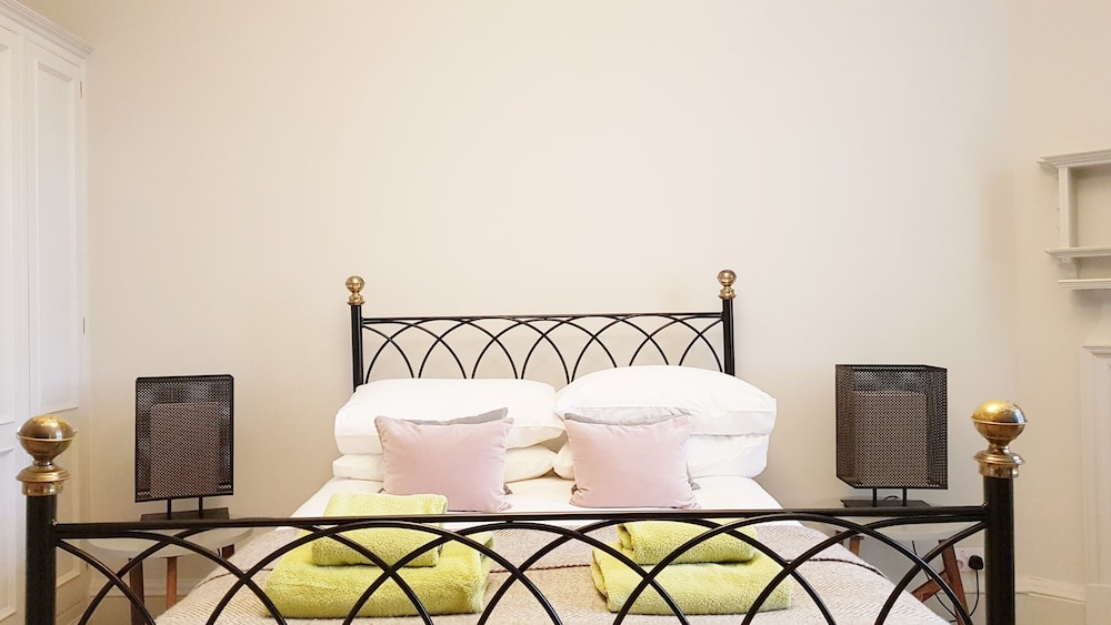 Grand Edinburgh Castlehill Apartment view 5