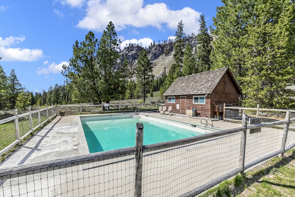 Sawtooth Lodge