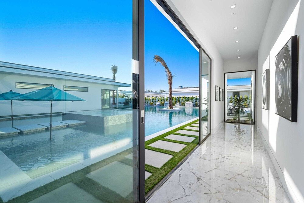 Sleeps 20 Spacious Retreat Pool & Hot Tub Retreat Bravo Villa #4 by Avantstay