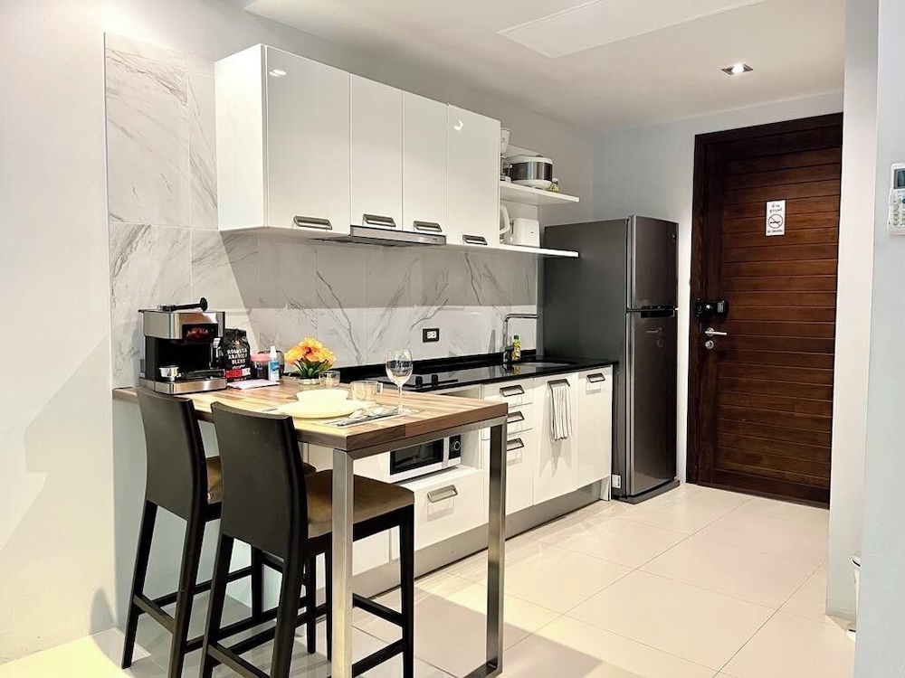 Emerald 211 - Studio With Balcony and Shared Pool