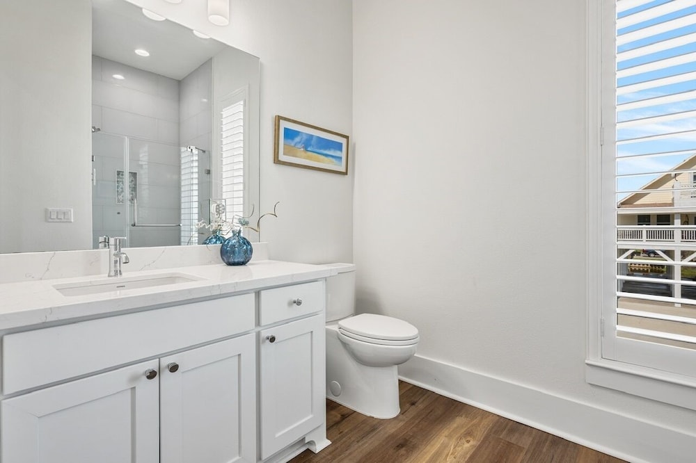 Tidewater 4 Bedroom Home by RedAwning