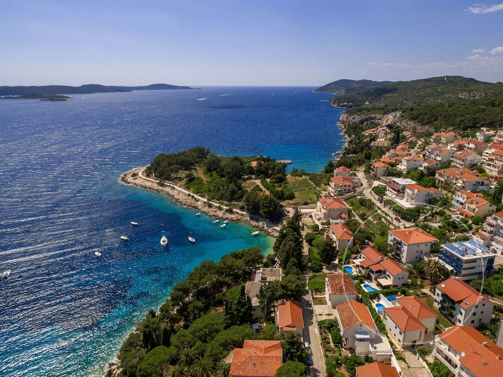 Charming Villa With Spacious Rooms and Private Swimming Pool in the Lavender Island of Hvar