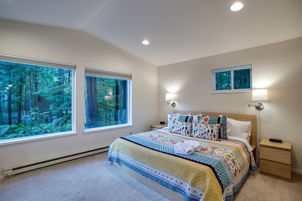 Glacier Springs Cabin - Wood Stove, Hot Tub, Wifi, Sleeps 8